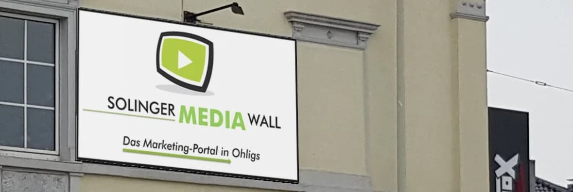 Digitale Werbeflaeche der Solinger MEDIA-Wall bei Tag